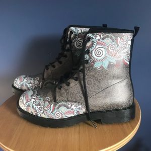 Unique combat boots NWOT